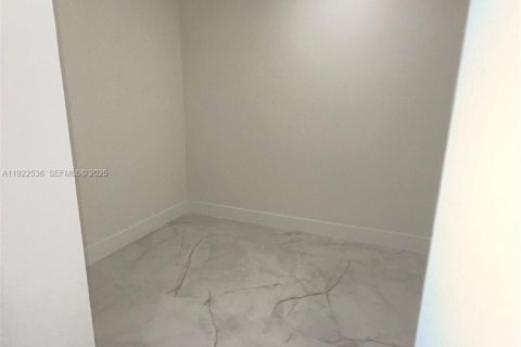 Casa en venta en Miami, Florida, 4 dormitorios, 268.02 m2 № 1983541 - foto 20