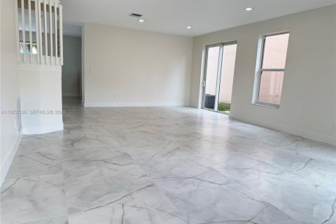 Casa en venta en Miami, Florida, 4 dormitorios, 268.02 m2 № 1983541 - foto 3