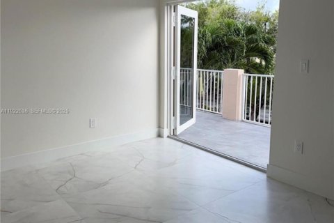 Casa en venta en Miami, Florida, 4 dormitorios, 268.02 m2 № 1983541 - foto 15