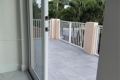 Casa en venta en Miami, Florida, 4 dormitorios, 268.02 m2 № 1983541 - foto 16