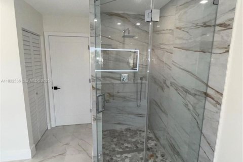 Casa en venta en Miami, Florida, 4 dormitorios, 268.02 m2 № 1983541 - foto 24