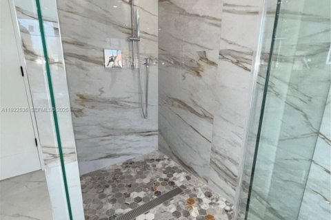 Casa en venta en Miami, Florida, 4 dormitorios, 268.02 m2 № 1983541 - foto 25