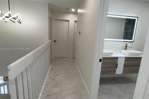 Casa en venta en Miami, Florida, 4 dormitorios, 268.02 m2 № 1983541 - foto 30