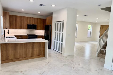 Casa en venta en Miami, Florida, 4 dormitorios, 268.02 m2 № 1983541 - foto 5