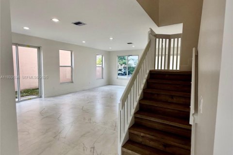 Casa en venta en Miami, Florida, 4 dormitorios, 268.02 m2 № 1983541 - foto 11