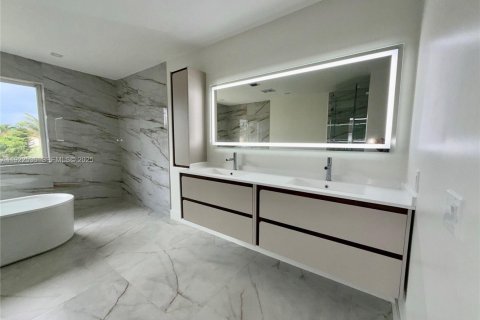 Casa en venta en Miami, Florida, 4 dormitorios, 268.02 m2 № 1983541 - foto 22