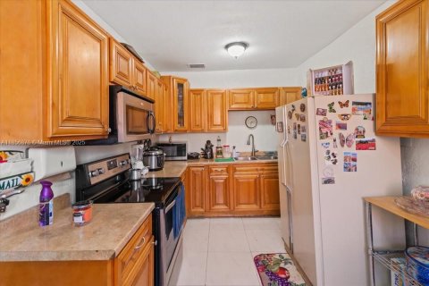 House in Miami, Florida 4 bedrooms, 246.38 sq.m. № 1881824 - photo 16