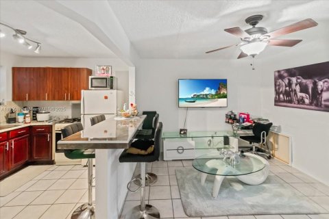 House in Miami, Florida 4 bedrooms, 246.38 sq.m. № 1881824 - photo 25