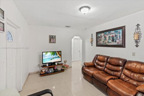 House in Miami, Florida 4 bedrooms, 246.38 sq.m. № 1881824 - photo 12