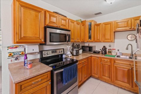 House in Miami, Florida 4 bedrooms, 246.38 sq.m. № 1881824 - photo 17