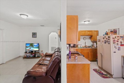 House in Miami, Florida 4 bedrooms, 246.38 sq.m. № 1881824 - photo 13
