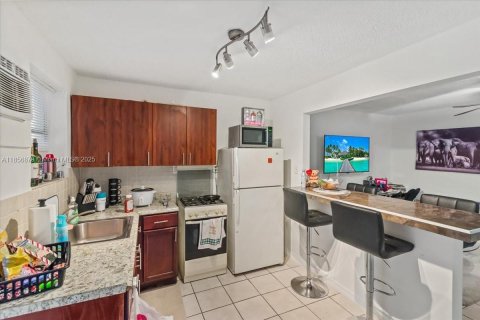 House in Miami, Florida 4 bedrooms, 246.38 sq.m. № 1881824 - photo 22