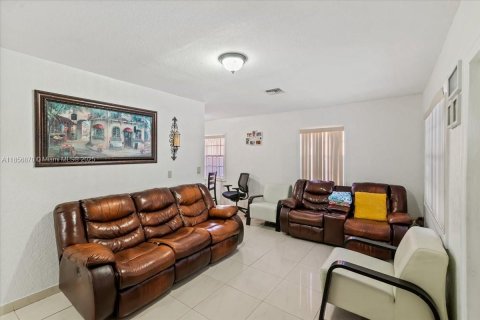 House in Miami, Florida 4 bedrooms, 246.38 sq.m. № 1881824 - photo 10