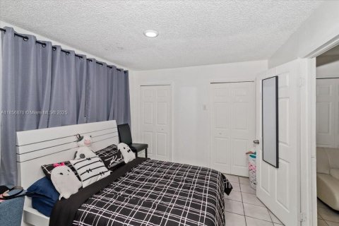 House in Miami, Florida 4 bedrooms, 246.38 sq.m. № 1881824 - photo 30
