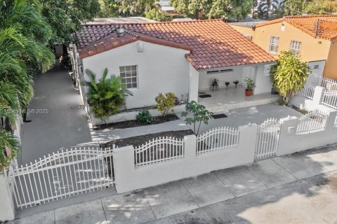 House in Miami, Florida 4 bedrooms, 246.38 sq.m. № 1881824 - photo 2