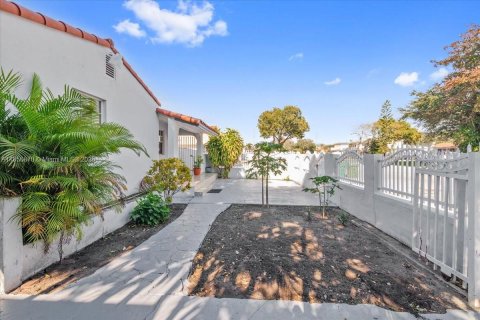 House in Miami, Florida 4 bedrooms, 246.38 sq.m. № 1881824 - photo 8