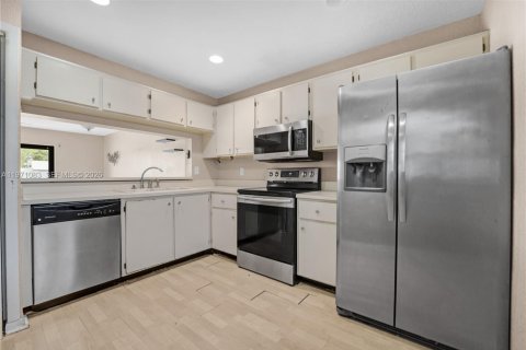 Touwnhouse à vendre à Pembroke Pines, Floride: 2 chambres, 101.08 m2 № 2040751 - photo 11