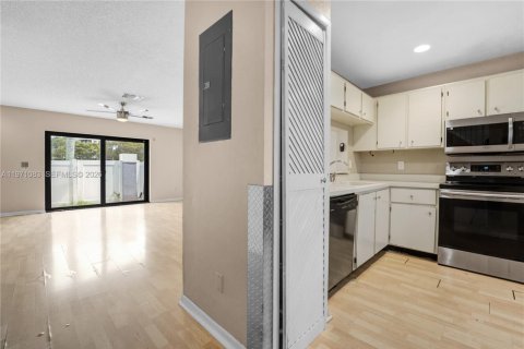 Touwnhouse à vendre à Pembroke Pines, Floride: 2 chambres, 101.08 m2 № 2040751 - photo 13