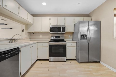 Touwnhouse à vendre à Pembroke Pines, Floride: 2 chambres, 101.08 m2 № 2040751 - photo 10