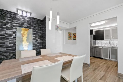 Condominio en venta en Sunny Isles Beach, Florida, 2 dormitorios, 126.16 m2 № 1986196 - foto 9