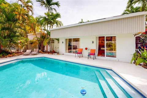 Дом в Майами, Флорида 4 спальни, 143.26м2 № 2023666