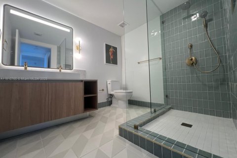 Condo in Miami, Florida, 2 bedrooms № 2194084 - photo 11