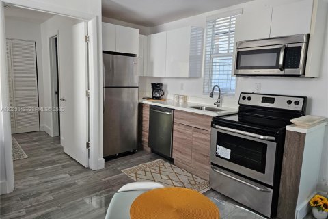 Condo in Miami Beach, Florida, 1 bedroom № 2088200 - photo 6
