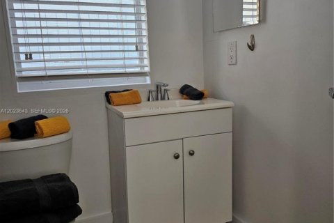 Condo in Miami Beach, Florida, 1 bedroom № 2088200 - photo 13