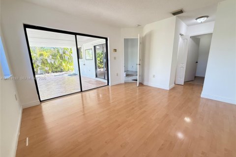 Casa en alquiler en Miami, Florida, 4 dormitorios, 106.74 m2 № 2049138 - foto 5