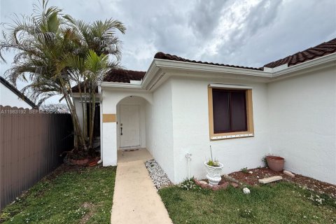 Casa en alquiler en Miami, Florida, 4 dormitorios, 106.74 m2 № 2049138 - foto 2