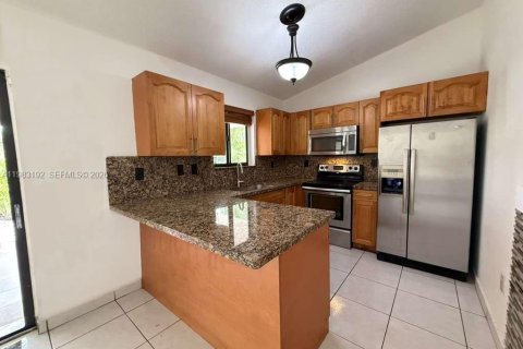 Casa en alquiler en Miami, Florida, 4 dormitorios, 106.74 m2 № 2049138 - foto 3