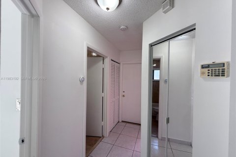 Casa en alquiler en Miami, Florida, 4 dormitorios, 106.74 m2 № 2049138 - foto 23