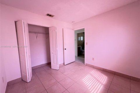 Casa en alquiler en Miami, Florida, 4 dormitorios, 106.74 m2 № 2049138 - foto 13