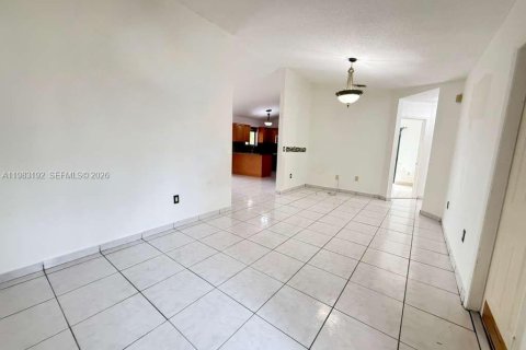 Casa en alquiler en Miami, Florida, 4 dormitorios, 106.74 m2 № 2049138 - foto 24