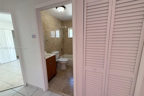 Casa en alquiler en Miami, Florida, 4 dormitorios, 106.74 m2 № 2049138 - foto 22