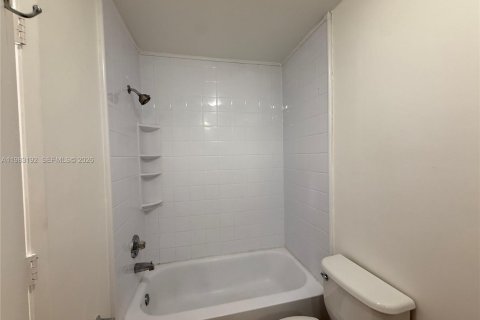 Casa en alquiler en Miami, Florida, 4 dormitorios, 106.74 m2 № 2049138 - foto 8