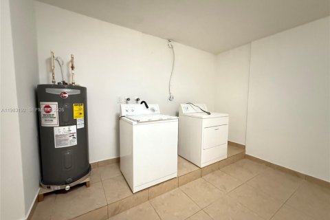 Casa en alquiler en Miami, Florida, 4 dormitorios, 106.74 m2 № 2049138 - foto 21