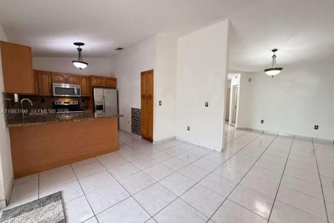 Casa en alquiler en Miami, Florida, 4 dormitorios, 106.74 m2 № 2049138 - foto 4