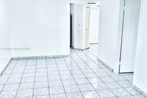 Снять в аренду квартиру в Майами-Бич, Флорида 1 спальня, 63.17м2, № 1986466 - фото 20