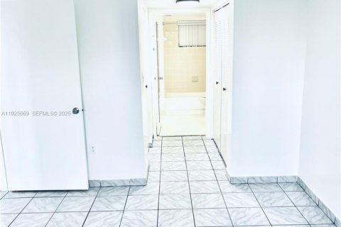 Снять в аренду квартиру в Майами-Бич, Флорида 1 спальня, 63.17м2, № 1986466 - фото 23