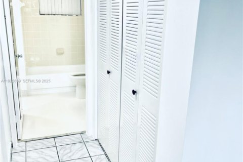 Снять в аренду квартиру в Майами-Бич, Флорида 1 спальня, 63.17м2, № 1986466 - фото 25