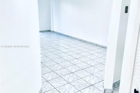 Снять в аренду квартиру в Майами-Бич, Флорида 1 спальня, 63.17м2, № 1986466 - фото 14