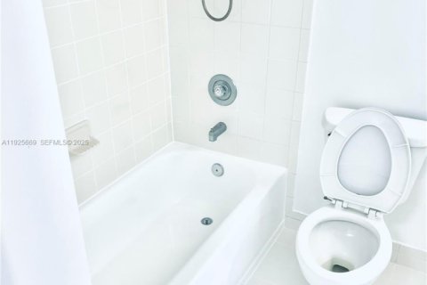 Снять в аренду квартиру в Майами-Бич, Флорида 1 спальня, 63.17м2, № 1986466 - фото 12