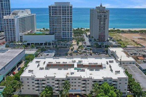 Снять в аренду квартиру в Майами-Бич, Флорида 1 спальня, 63.17м2, № 1986466 - фото 2