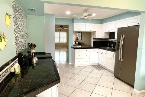 Condo in Bradenton, Florida, 2 bedrooms № 2206518 - photo 2