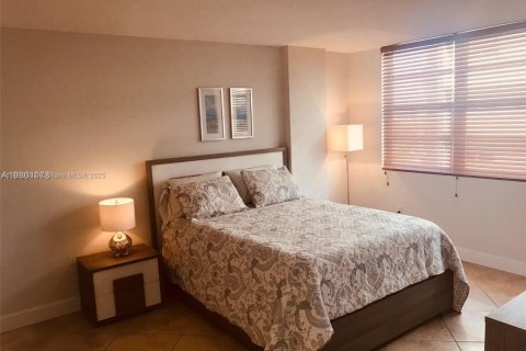Condo in Miami Beach, Florida, 1 bedroom  № 2021362 - photo 10