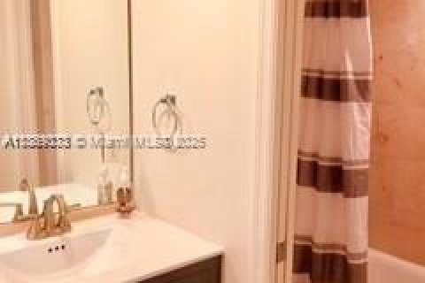 Condo in Miami Beach, Florida, 1 bedroom  № 2021362 - photo 15