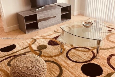 Condo in Miami Beach, Florida, 1 bedroom  № 2021362 - photo 9