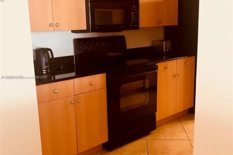 Condo in Miami Beach, Florida, 1 bedroom  № 2021362 - photo 3