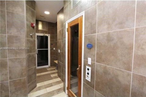 Condo in Miami Beach, Florida, 1 bedroom  № 2021362 - photo 19